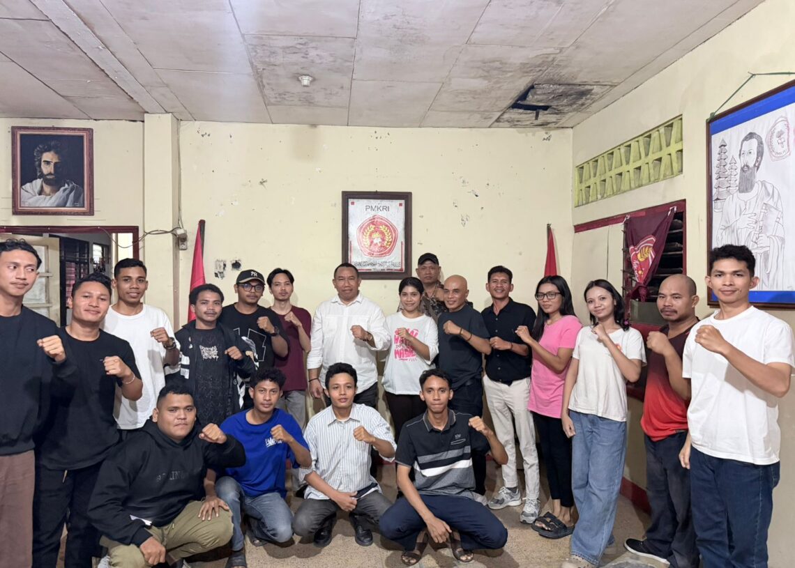 Foto bersama kader PMKRI Denpasar dengan Agustinus Nahak dan Valerian Libert Wangge. -IST