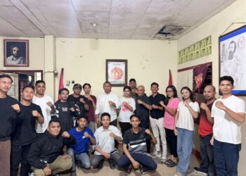 Foto bersama kader PMKRI Denpasar dengan Agustinus Nahak dan Valerian Libert Wangge. -IST