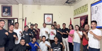 Foto bersama kader PMKRI Denpasar dengan Agustinus Nahak dan Valerian Libert Wangge. -IST