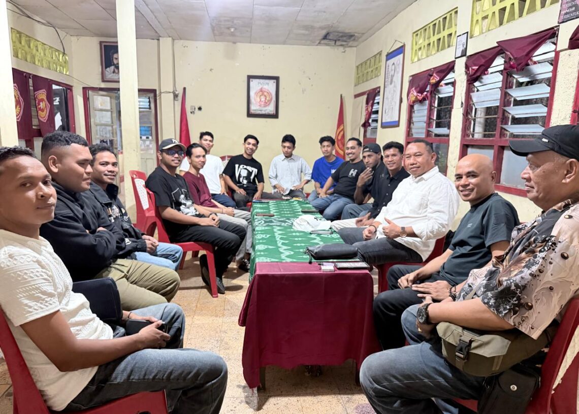 Suasana diskusi di PMKRI Denpasar bersama Agustinus Nahak dan Valerian Libert Wangge. -IST