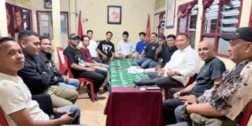 Suasana diskusi di PMKRI Denpasar bersama Agustinus Nahak dan Valerian Libert Wangge. -IST