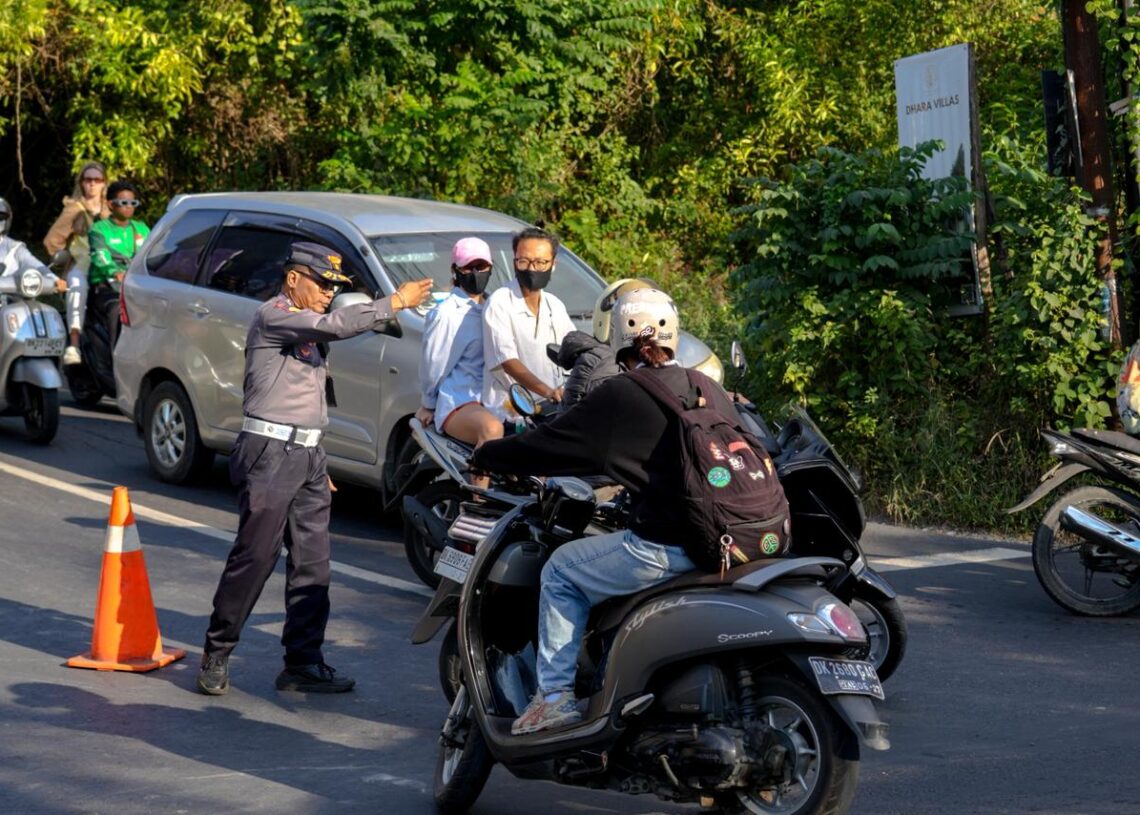 Dinas Perhubungan (Dishub) Badung saat melakukan rekayasa lalu lintas di kawasan Pecatu. -IST
