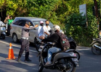 Dinas Perhubungan (Dishub) Badung saat melakukan rekayasa lalu lintas di kawasan Pecatu. -IST
