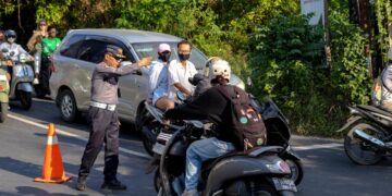 Dinas Perhubungan (Dishub) Badung saat melakukan rekayasa lalu lintas di kawasan Pecatu. -IST