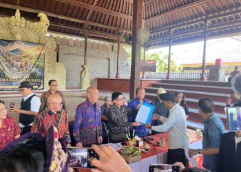 Ketua FOR HATI BALI saat menyerahkan 10 tuntutan sikap kepada ketua Pansus TRAP DPRD Bali. -BALITOPIK.COM