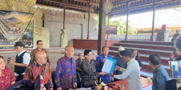 Ketua FOR HATI BALI saat menyerahkan 10 tuntutan sikap kepada ketua Pansus TRAP DPRD Bali. -BALITOPIK.COM