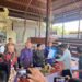 Ketua FOR HATI BALI saat menyerahkan 10 tuntutan sikap kepada ketua Pansus TRAP DPRD Bali. -BALITOPIK.COM