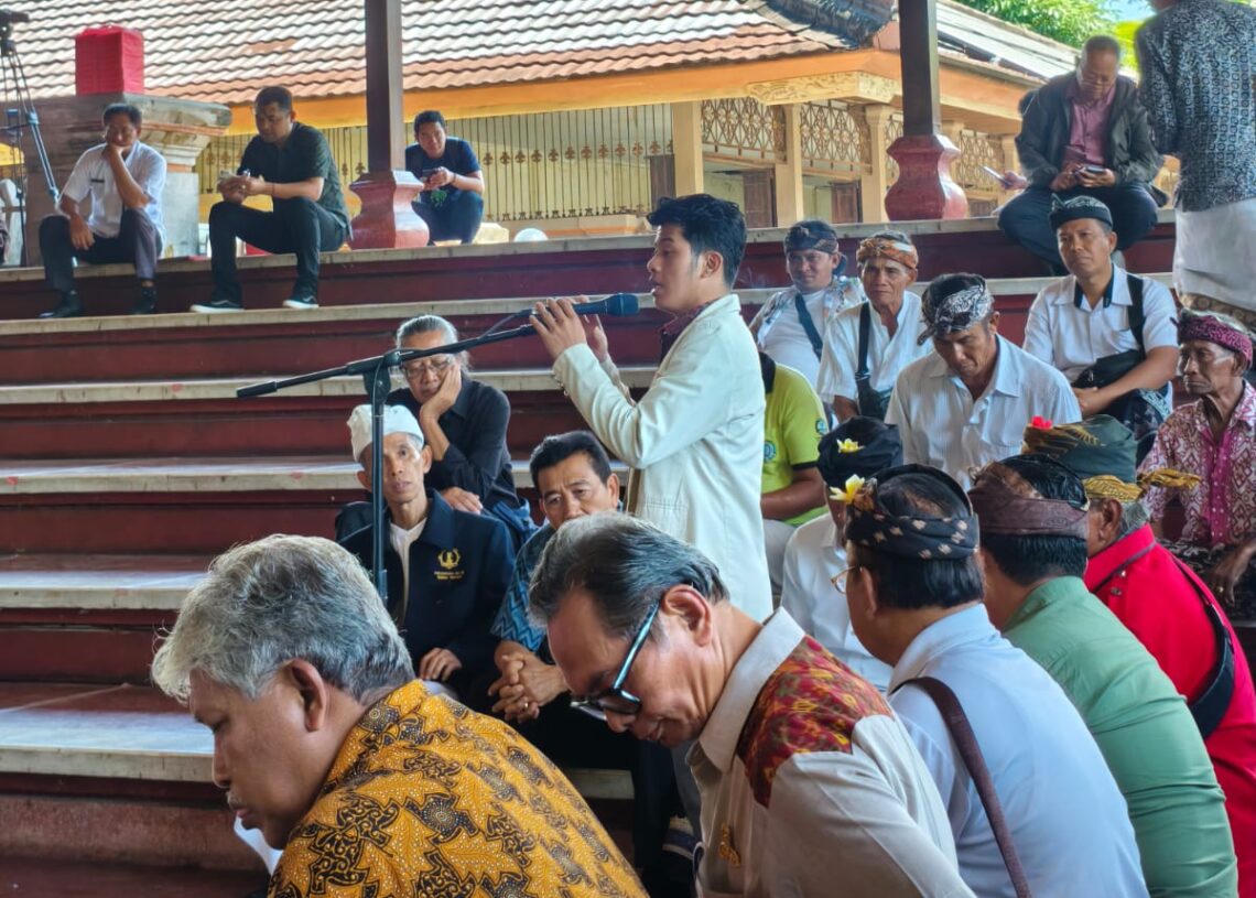 Ketua PD KMHDI Bali, Riyo saat menyampaikan pandangan dalam forum FOR HATI BALI di wantilan DPRD Bali. -BALITOPIK.COM