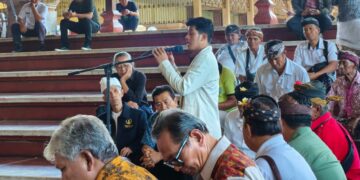 Ketua PD KMHDI Bali, Riyo saat menyampaikan pandangan dalam forum FOR HATI BALI di wantilan DPRD Bali. -BALITOPIK.COM