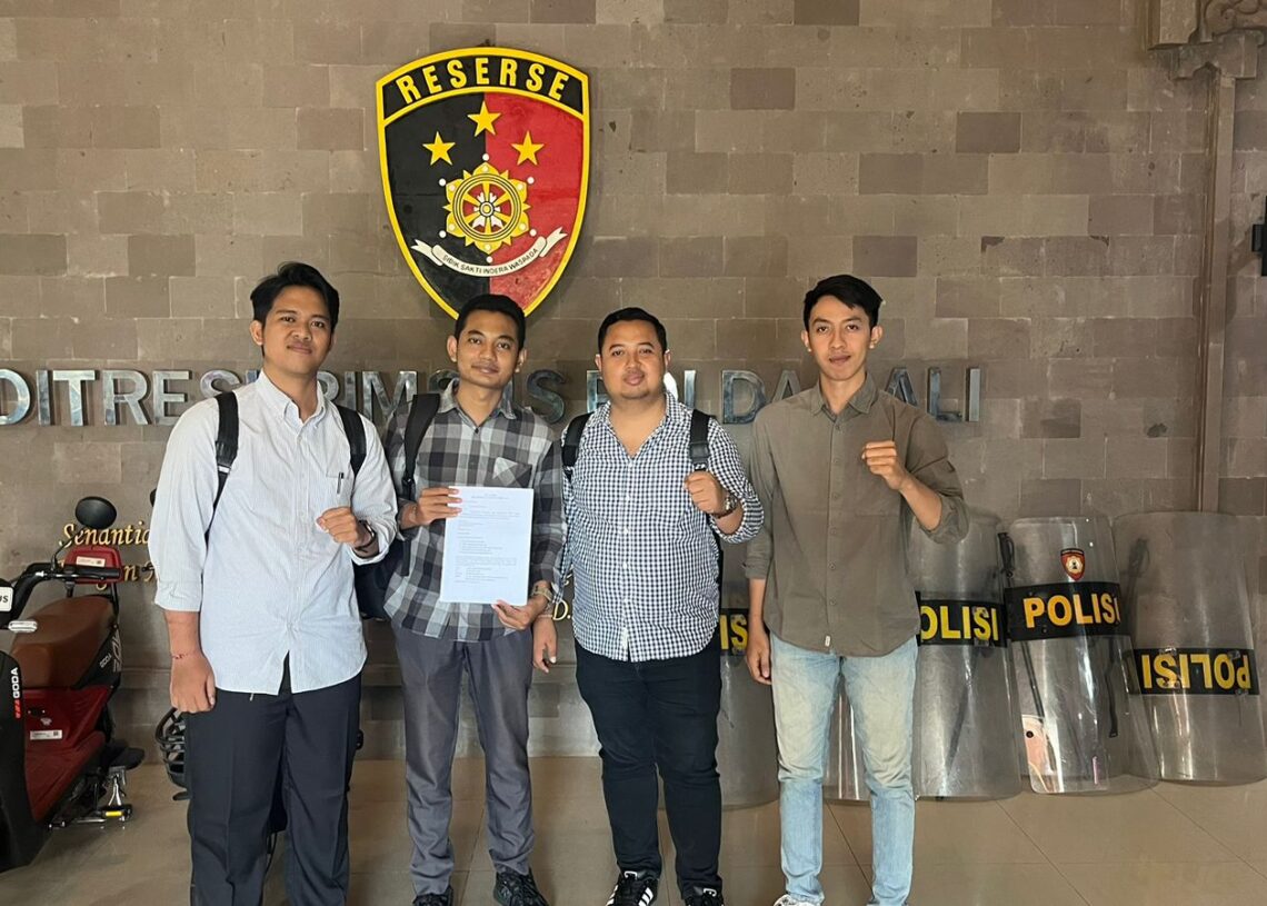 Tim Hukum Pelapor saat mendatangi Polda Bali. -BALITOPIK.COM