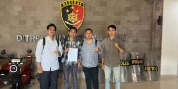 Tim Hukum Pelapor saat mendatangi Polda Bali. -BALITOPIK.COM