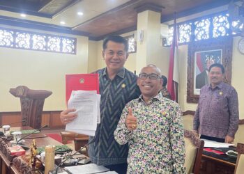 Ketua DPRD Bali, Dewa Made Mahayadnya dan Wakil Ketua DPRD Bali, I Wayan Disel Astawa saat menerima rekomendasi Pansus TRAP. -BALITOPIK.COM