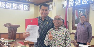 Ketua DPRD Bali, Dewa Made Mahayadnya dan Wakil Ketua DPRD Bali, I Wayan Disel Astawa saat menerima rekomendasi Pansus TRAP. -BALITOPIK.COM