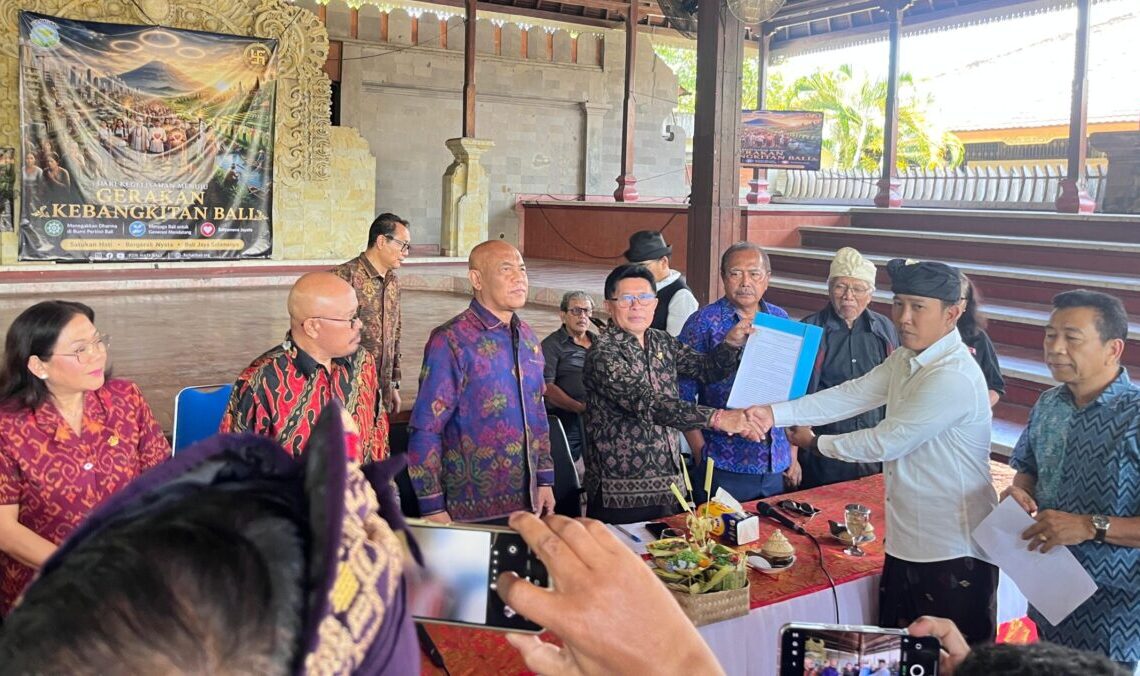 Pimpinan Pansus TRAP saat menerima 10 butir tuntutan sikap FOR HATI BALI di Wantilan DPRD Bali. -BALITOPIK.COM