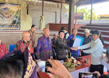 Pimpinan Pansus TRAP saat menerima 10 butir tuntutan sikap FOR HATI BALI di Wantilan DPRD Bali. -BALITOPIK.COM