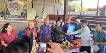 Pimpinan Pansus TRAP saat menerima 10 butir tuntutan sikap FOR HATI BALI di Wantilan DPRD Bali. -BALITOPIK.COM