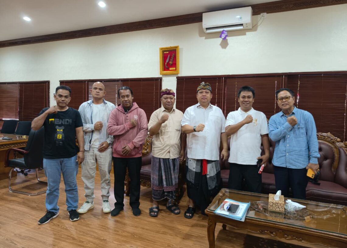 Warga yang menolak Madas Nusantara saat diterima oleh Kepala Kesbangpol Provinsi Bali, Gede Suralaga. -IST
