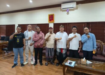 Warga yang menolak Madas Nusantara saat diterima oleh Kepala Kesbangpol Provinsi Bali, Gede Suralaga. -IST