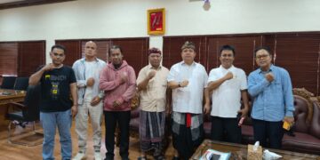 Warga yang menolak Madas Nusantara saat diterima oleh Kepala Kesbangpol Provinsi Bali, Gede Suralaga. -IST
