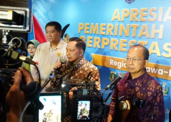 Gubernur Bali Wayan Koster mendampingi Mendagri saat diwawancara media. -IST