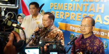 Gubernur Bali Wayan Koster mendampingi Mendagri saat diwawancara media. -IST
