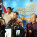 Gubernur Bali Wayan Koster mendampingi Mendagri saat diwawancara media. -IST