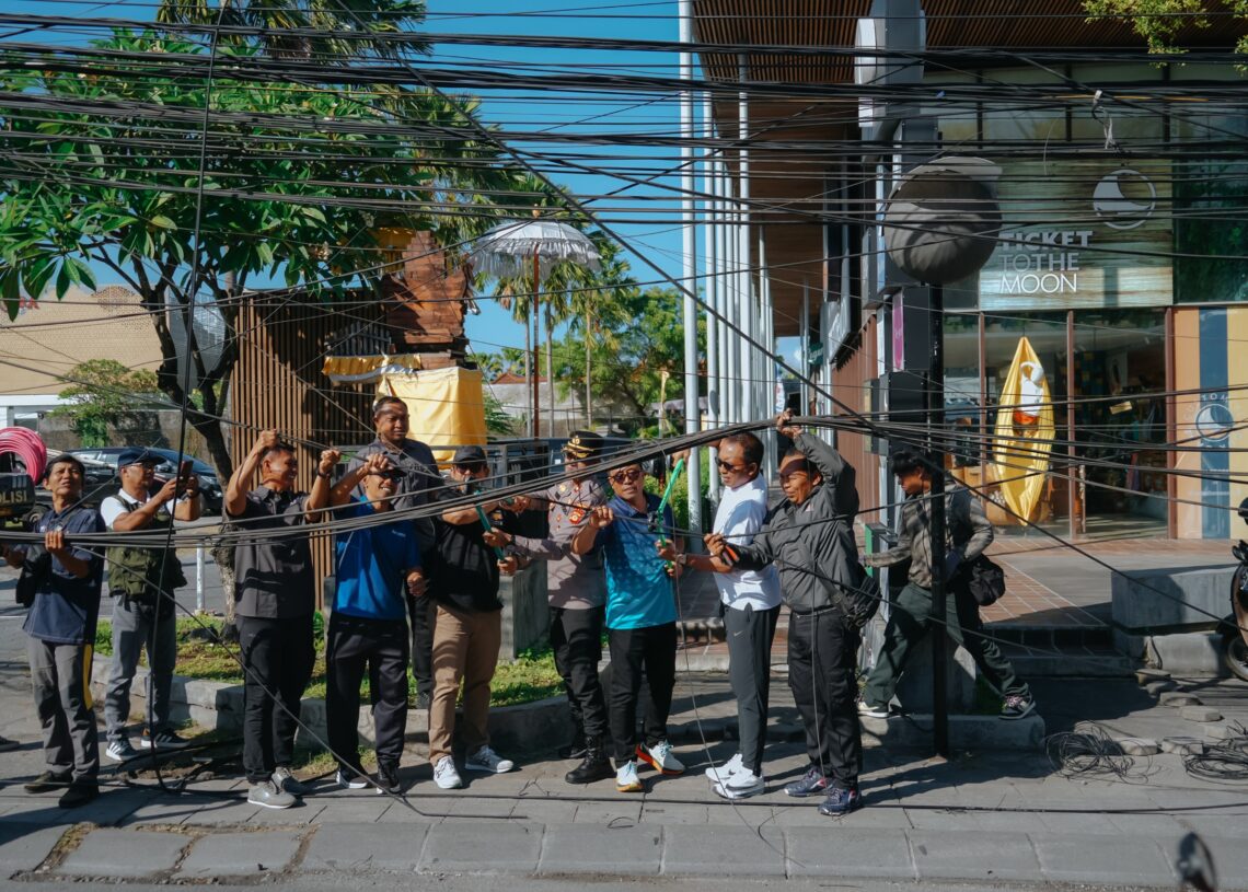Tim gabungan dari Pemkab Badung saat copot kabel privider nonaktif. -IST