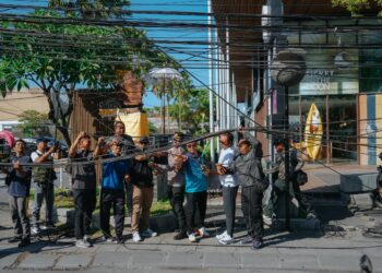 Tim gabungan dari Pemkab Badung saat copot kabel privider nonaktif. -IST