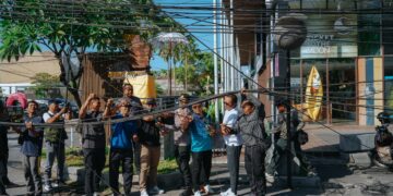 Tim gabungan dari Pemkab Badung saat copot kabel privider nonaktif. -IST