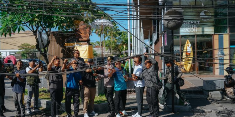 Tim gabungan dari Pemkab Badung saat copot kabel privider nonaktif. -IST