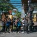 Tim gabungan dari Pemkab Badung saat copot kabel privider nonaktif. -IST