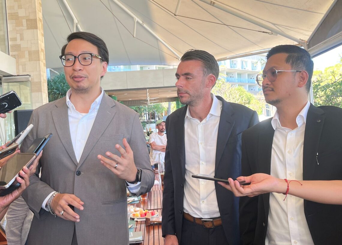 Adrian James Campbell didampingi kuasa hukumnya dari Hendarman Law Firm. -BALITOPIK.COM