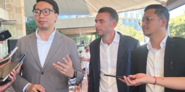 Adrian James Campbell didampingi kuasa hukumnya dari Hendarman Law Firm. -BALITOPIK.COM