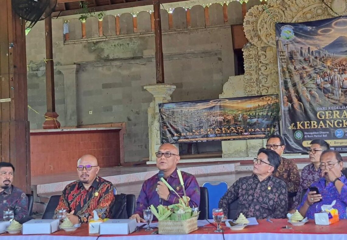 I Dewa Nyoman Rai (tengah) dan tim Pansus TRAP saat menerima FOR HATI BALI di Wantilan DPRD Bali. -BALITOPIK.COM