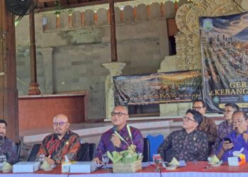 I Dewa Nyoman Rai (tengah) dan tim Pansus TRAP saat menerima FOR HATI BALI di Wantilan DPRD Bali. -BALITOPIK.COM