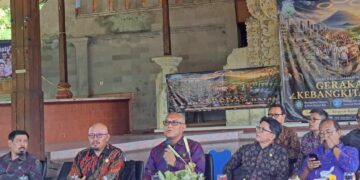 I Dewa Nyoman Rai (tengah) dan tim Pansus TRAP saat menerima FOR HATI BALI di Wantilan DPRD Bali. -BALITOPIK.COM