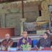 I Dewa Nyoman Rai (tengah) dan tim Pansus TRAP saat menerima FOR HATI BALI di Wantilan DPRD Bali. -BALITOPIK.COM