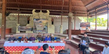 Ketua Pansus TRAP bersama jajaran saat menerima For Hati Bali di Wantilan DPRD Bali. -BALITOPIK.COM