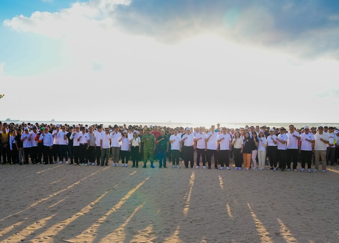 Peserta korve yang dipimpin oleh Gubernur Bali dan Bupati Badung di Pantai Samuh, Kelurahan Benoa, Kecamatan Kuta Selatan. -BALITOPIK.COM