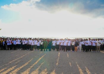 Peserta korve yang dipimpin oleh Gubernur Bali dan Bupati Badung di Pantai Samuh, Kelurahan Benoa, Kecamatan Kuta Selatan. -BALITOPIK.COM