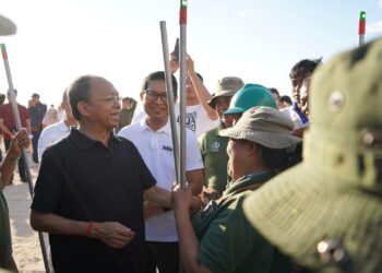 Gubernur Bali Wayan Koster didampingi Bupati Badung I Wayan Adi Arnawa saat memimpin korve. -BALITOPIK.COM