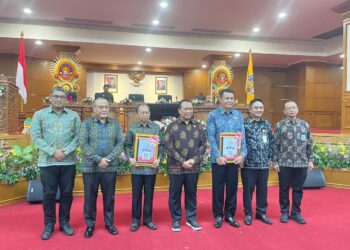 Gubernur Bali, Wayan Koster dan Ketua DPRD Bali, Dewa Made Mahayadnya menerima penghargaan dari BPK RI dalam sidang Paripurna DPRD Bali. -BALITOPIK.COM