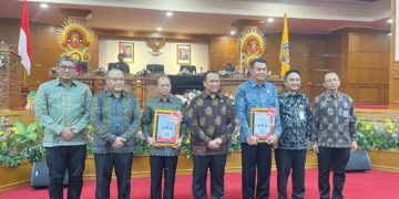 Gubernur Bali, Wayan Koster dan Ketua DPRD Bali, Dewa Made Mahayadnya menerima penghargaan dari BPK RI dalam sidang Paripurna DPRD Bali. -BALITOPIK.COM
