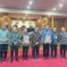 Gubernur Bali, Wayan Koster dan Ketua DPRD Bali, Dewa Made Mahayadnya menerima penghargaan dari BPK RI dalam sidang Paripurna DPRD Bali. -BALITOPIK.COM