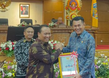 Ketua DPRD Provinsi Bali Dewa Made Mahayadnya menerima laporan hasil pemeriksaan (LHP) atas laporan keuangan pemerintah daerah (LKPD) dari BPK RI dalam rapat paripurna ke-39 tahun 2025-2026, Senin (8/6/2026). -BALITOPIK.COM