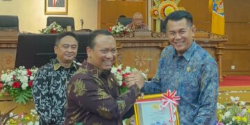 Ketua DPRD Provinsi Bali Dewa Made Mahayadnya menerima laporan hasil pemeriksaan (LHP) atas laporan keuangan pemerintah daerah (LKPD) dari BPK RI dalam rapat paripurna ke-39 tahun 2025-2026, Senin (8/6/2026). -BALITOPIK.COM