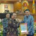 Ketua DPRD Provinsi Bali Dewa Made Mahayadnya menerima laporan hasil pemeriksaan (LHP) atas laporan keuangan pemerintah daerah (LKPD) dari BPK RI dalam rapat paripurna ke-39 tahun 2025-2026, Senin (8/6/2026). -BALITOPIK.COM