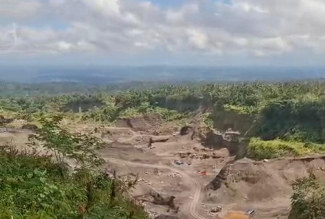 Aktivitas penambangan pasir dan batu (Galian C) di kawasan Sebudi, Kecamatan Selat, Kabupaten Karangasem. -BALITOPIK.COM