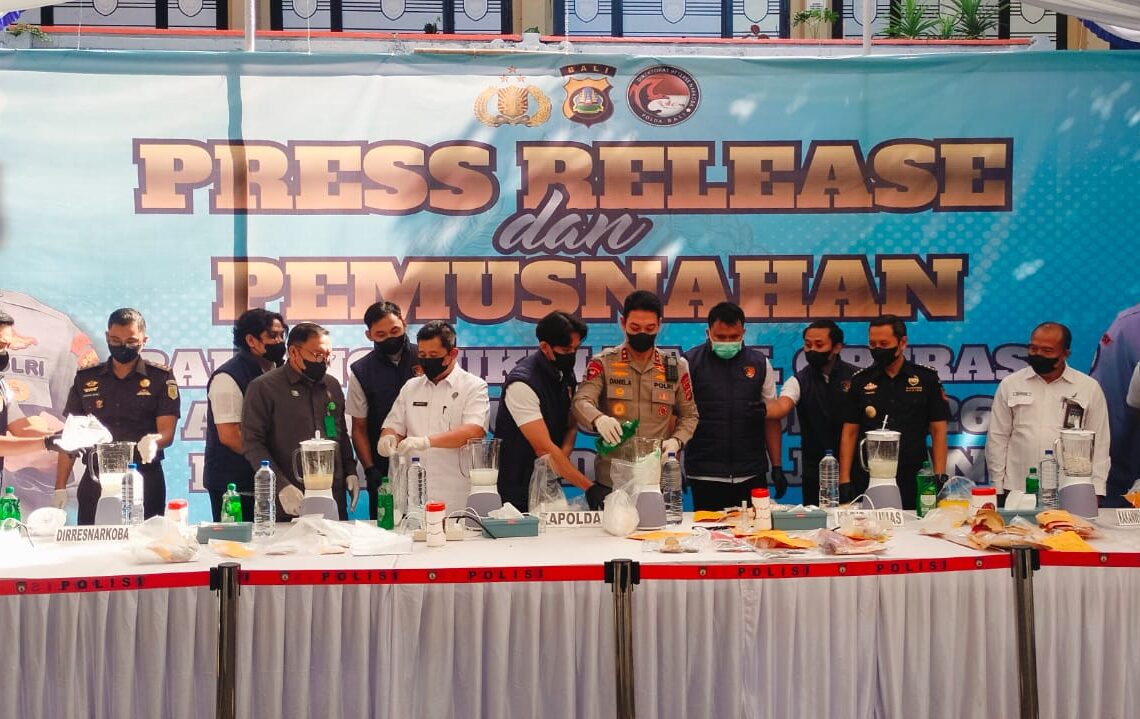 Kapolda Bali dan jajaran saat pemusnahan narkoba yang diamankan selama pelaksanaan Operasi Antik Agung 2026. -IST