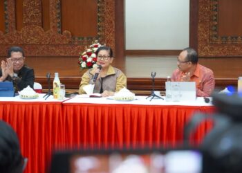 Ibu Putri Koster saat memimpin Rapat Teknis Pameran IKM Bali Bangkit dan Pameran Kuliner Tradisional Bali di Jaya Sabha, Denpasar, Selasa (9/6/2026). -IST